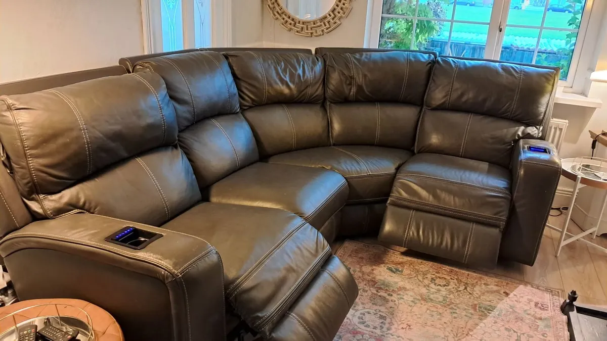 Corner couch - Image 1