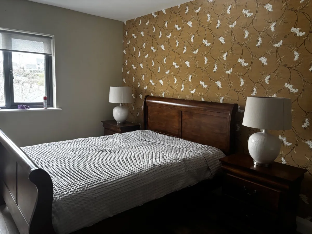 King size mahogany sleigh bed, matching lockers - Image 2