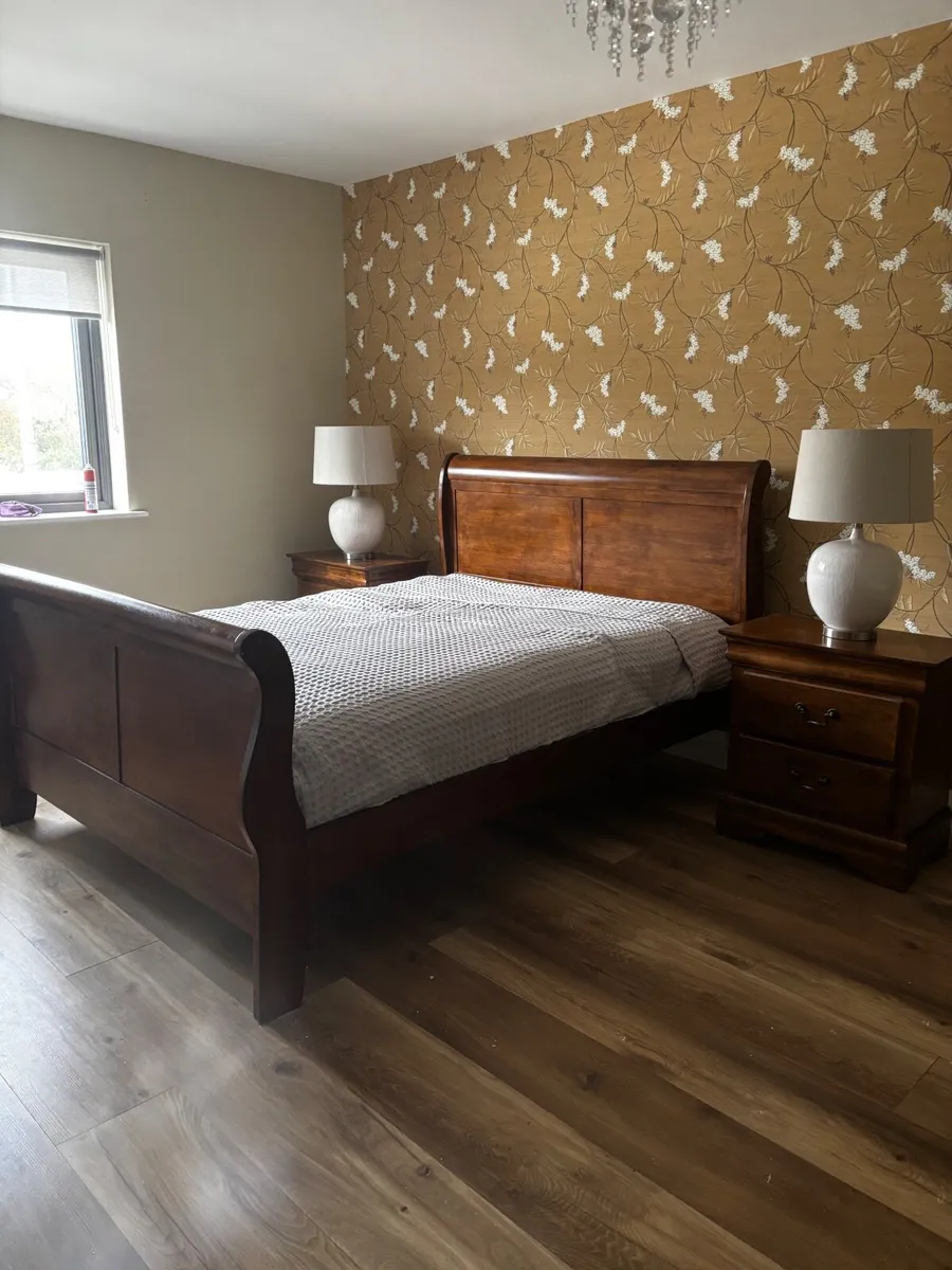 King size mahogany sleigh bed, matching lockers - Image 1