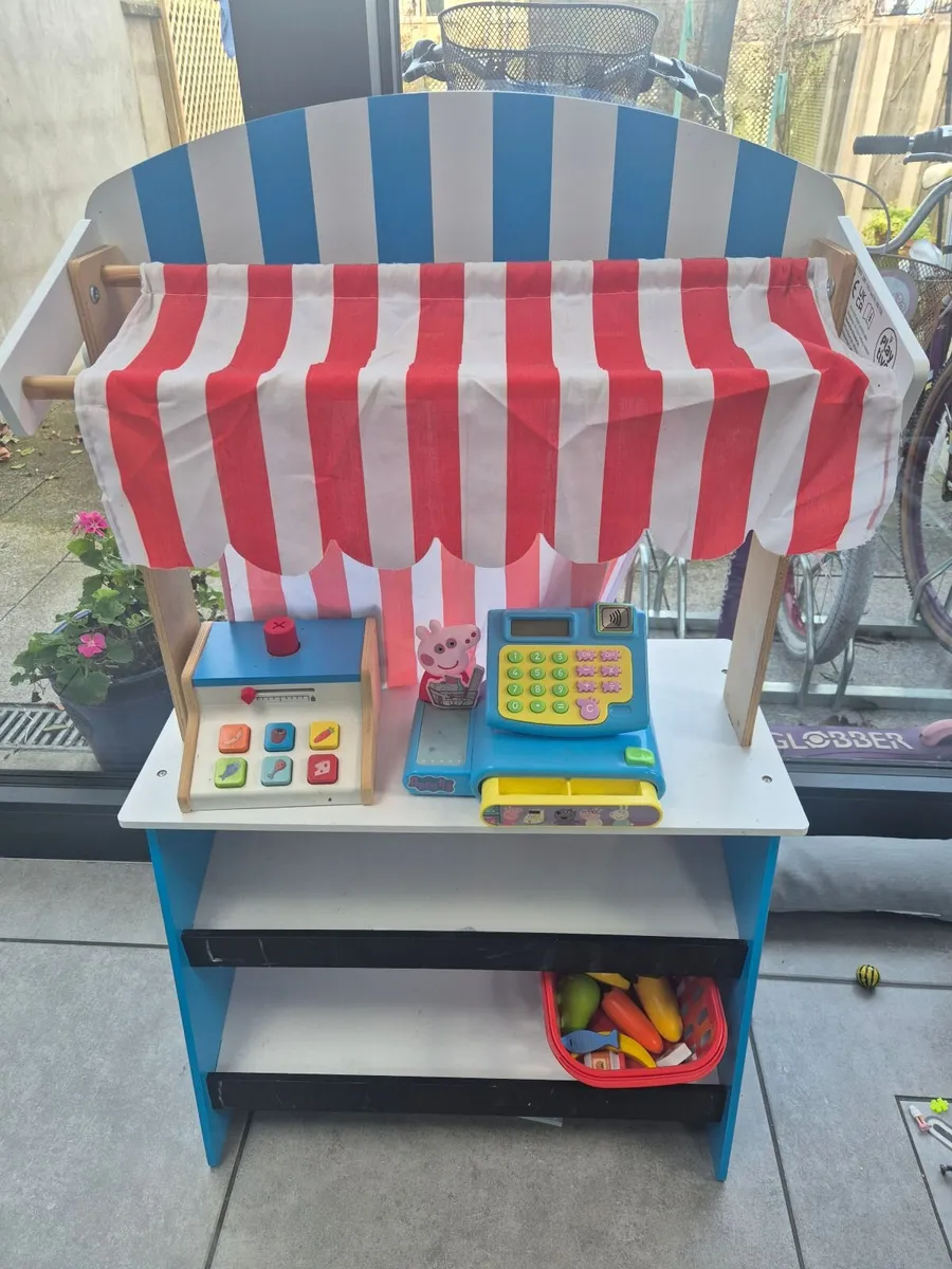 Wooden toy shop / theatre - Image 1