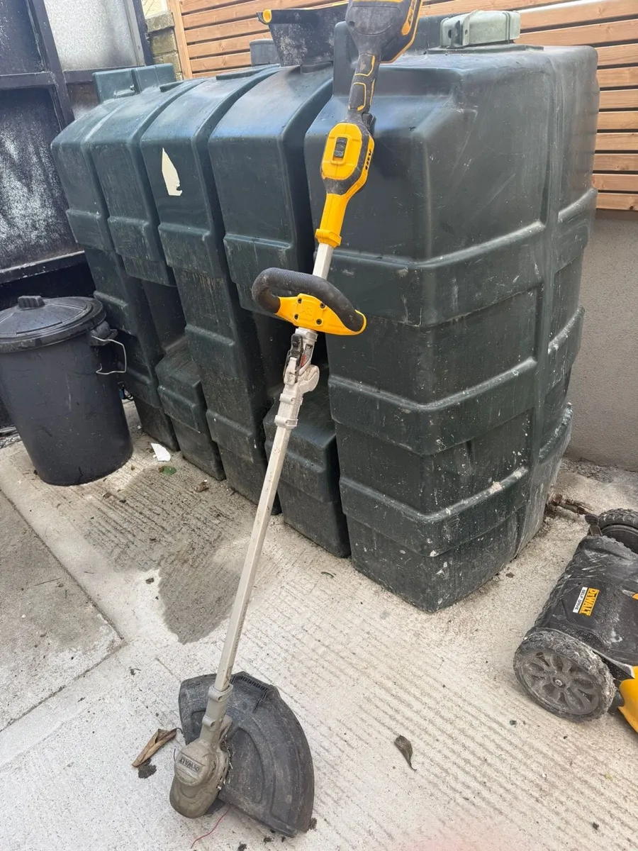 Dewalt battery lawnmower and strimmer - Image 3