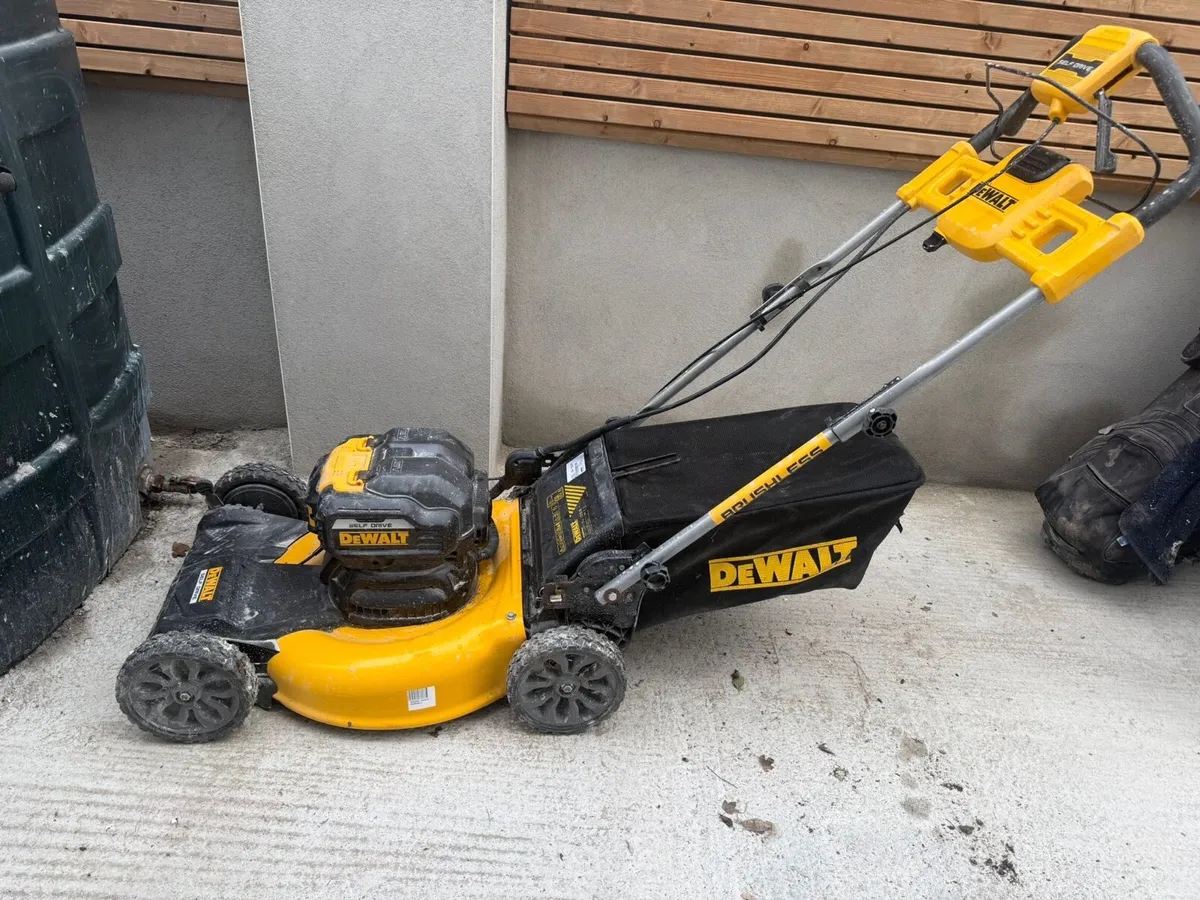 Dewalt battery lawnmower and strimmer - Image 4