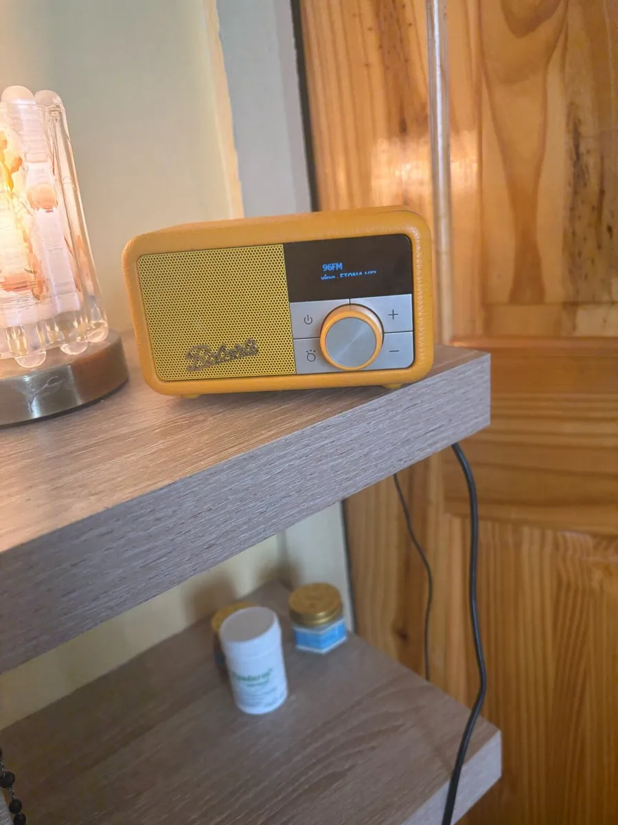 Robert’s  Rev petite 2DP radio - Image 2
