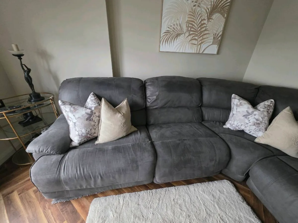 L shaped couch - Image 1