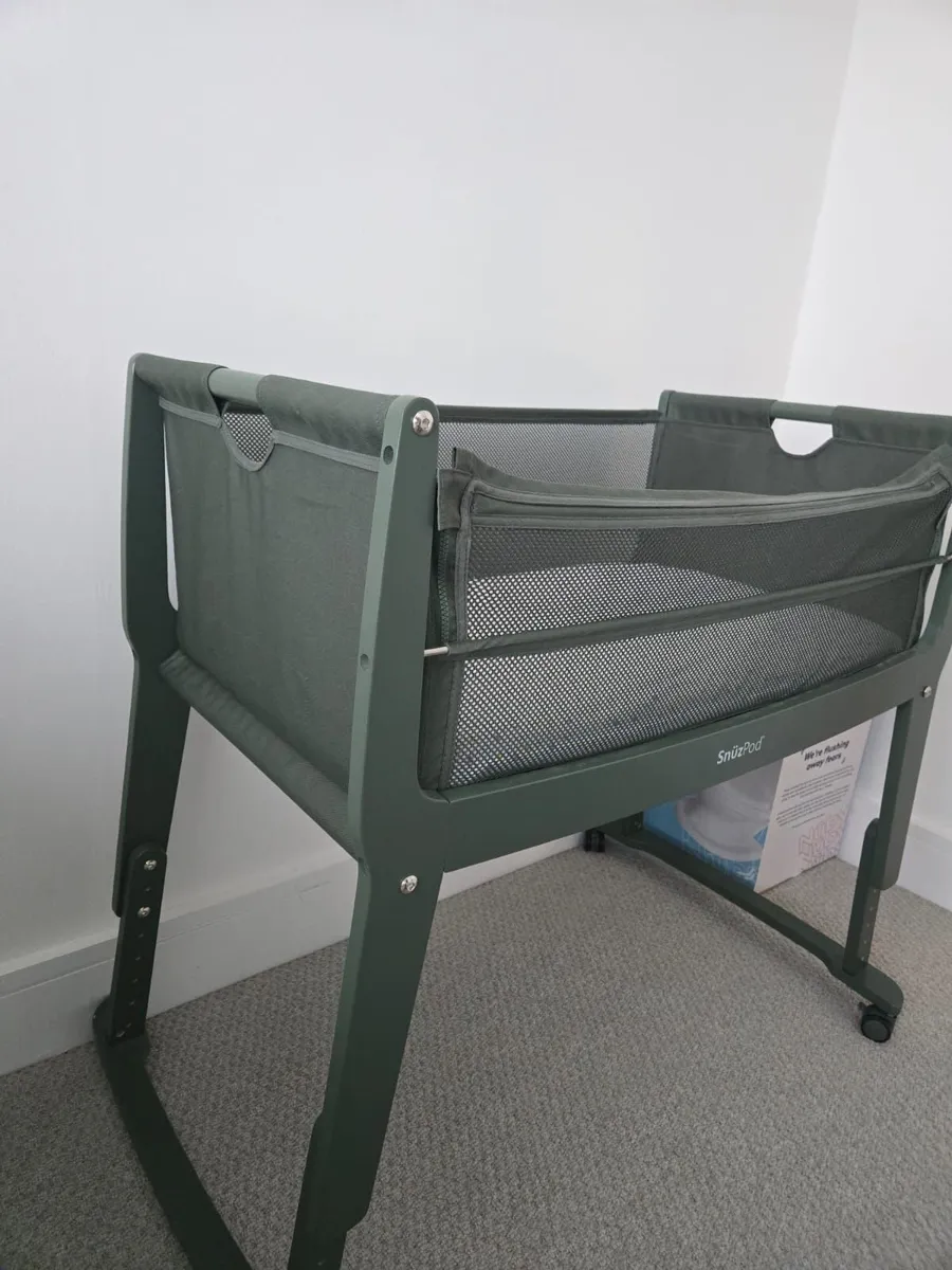 Snuz Pod Co Sleeper Forest Green - Image 1