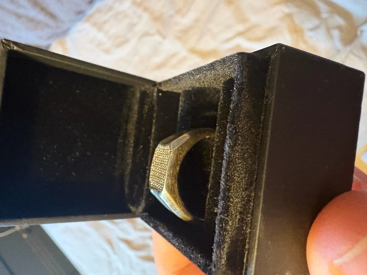 9ct Gold & Diamond 💎 Ring 0857861538 - Image 2