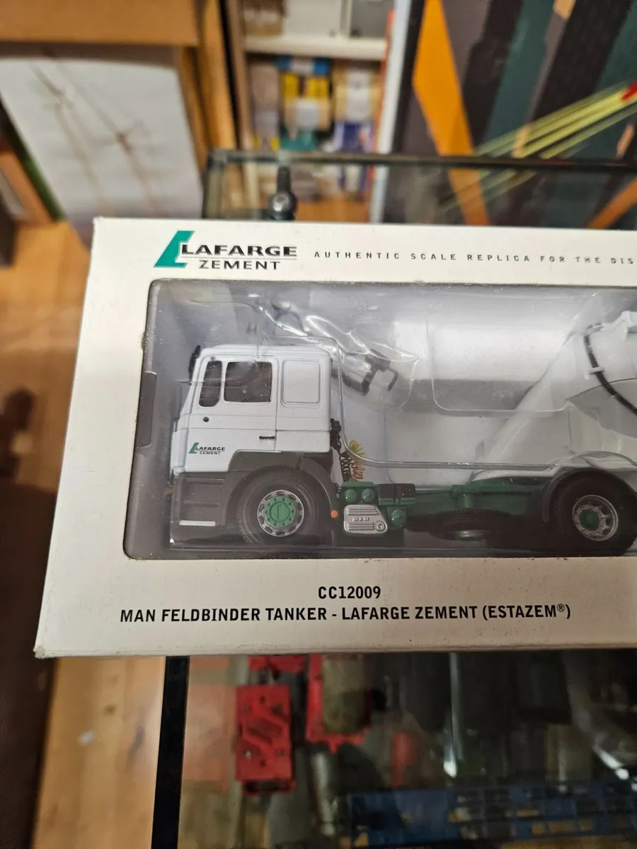 Corgi MAN Tractor Unit and Bulk Tanker Trailer 1.5 - Image 2