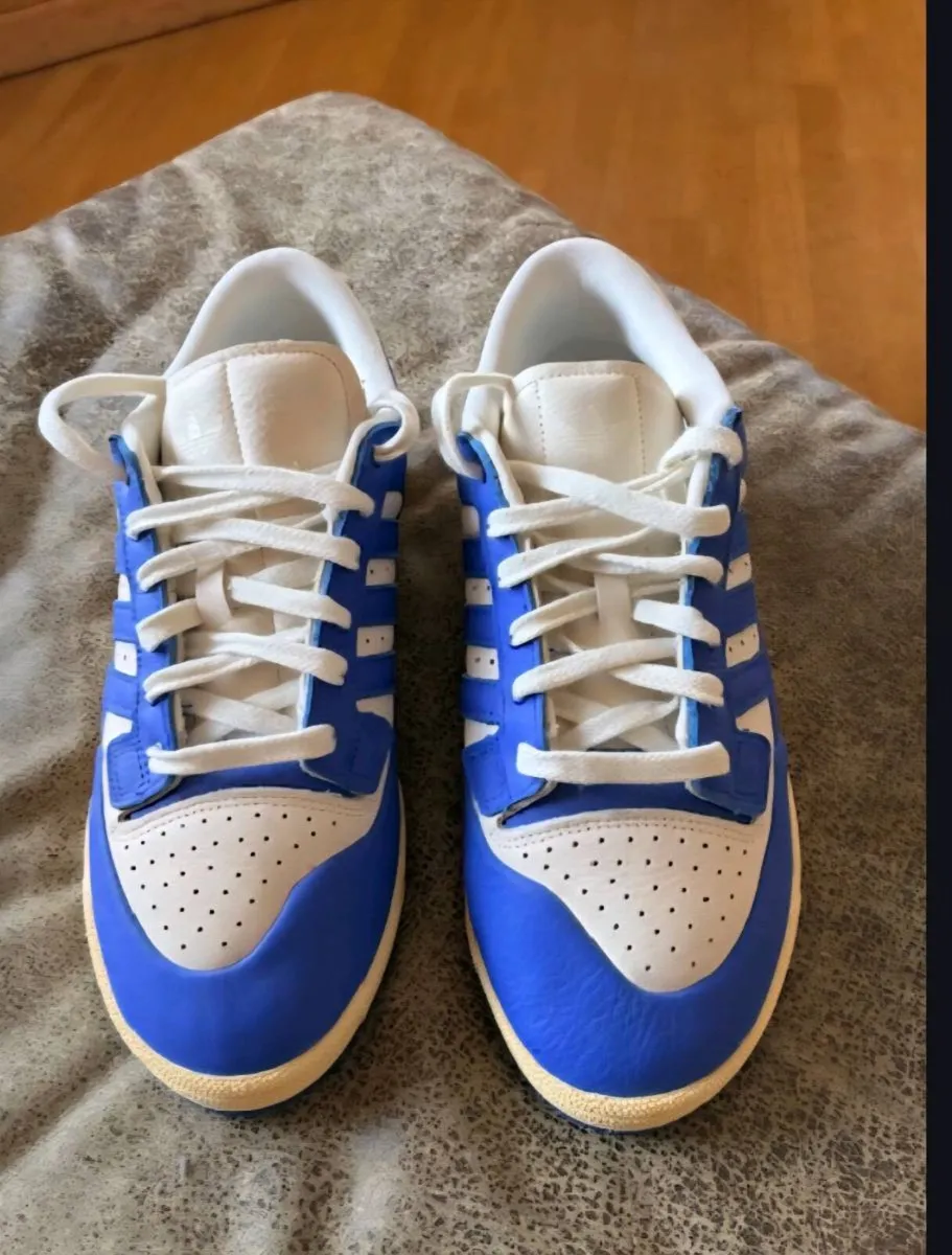 Adidas runners Uk size 9.5 - Image 1