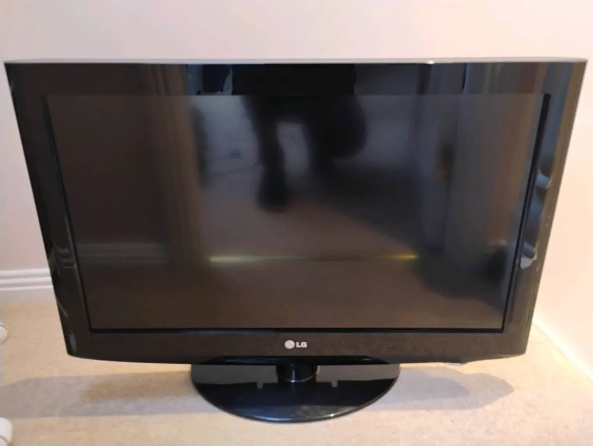 32 inch LG TV (LG32LH2000) - Image 1