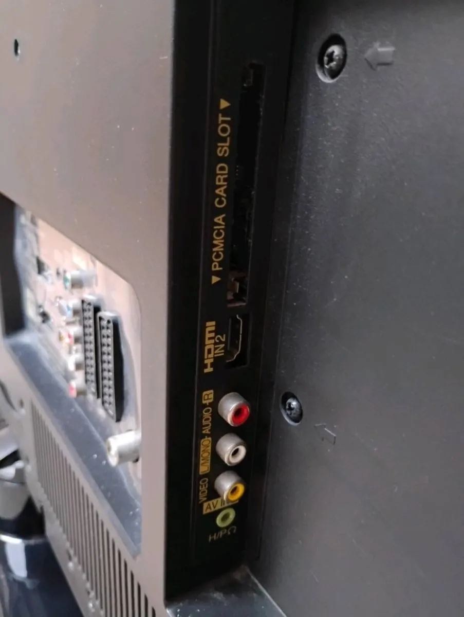 32 inch LG TV (LG32LH2000) - Image 2