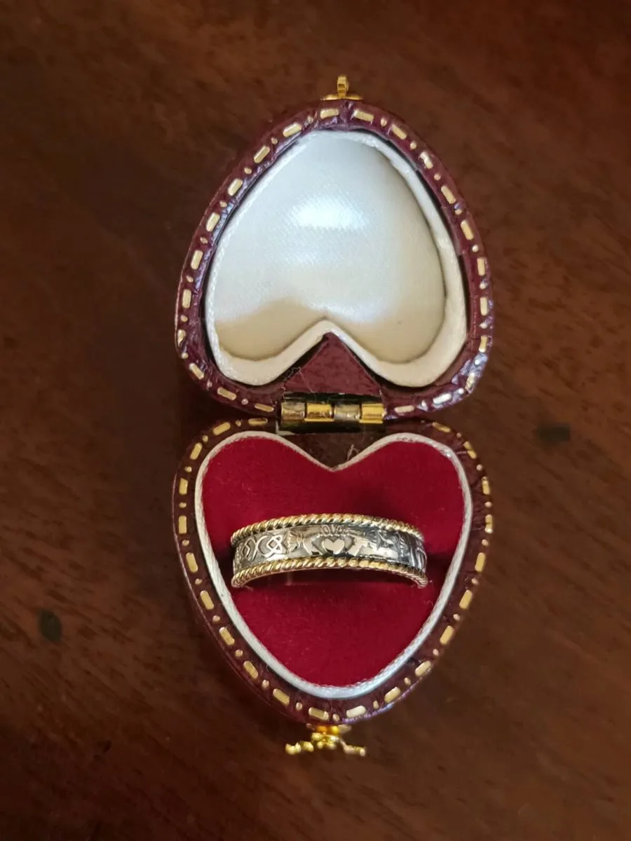 Claddagh 18ct Two Tone Gold White and Yellow - Image 1