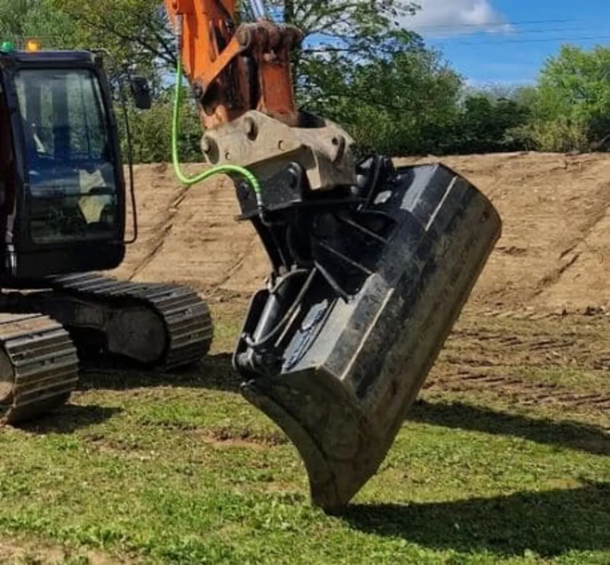 Tilt buckets for hire