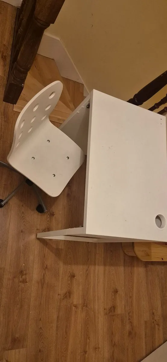 Kids study desk and chair