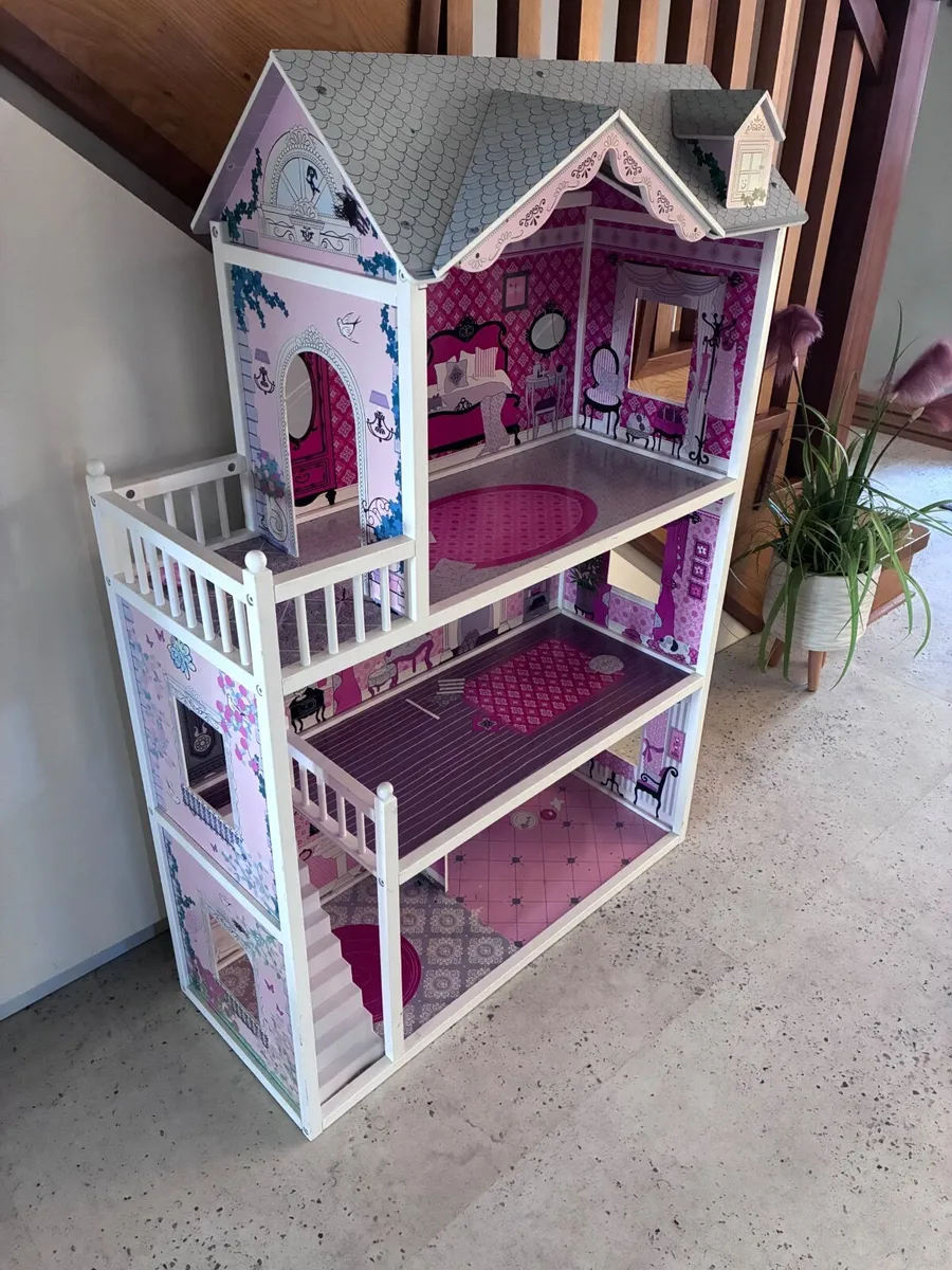 Barbie house - Image 1
