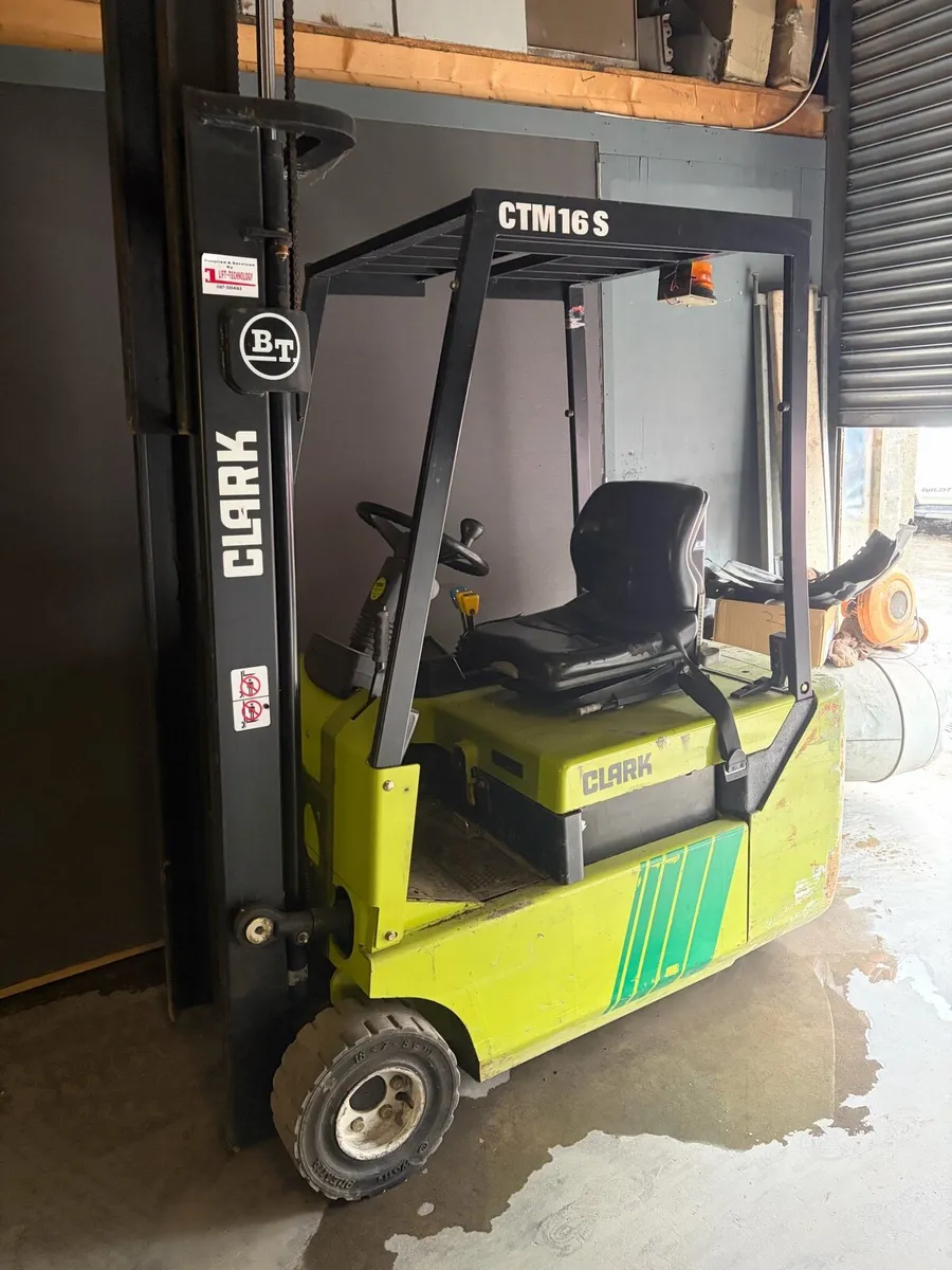 CLARK ELECTRIC FORKLIFT - Image 1