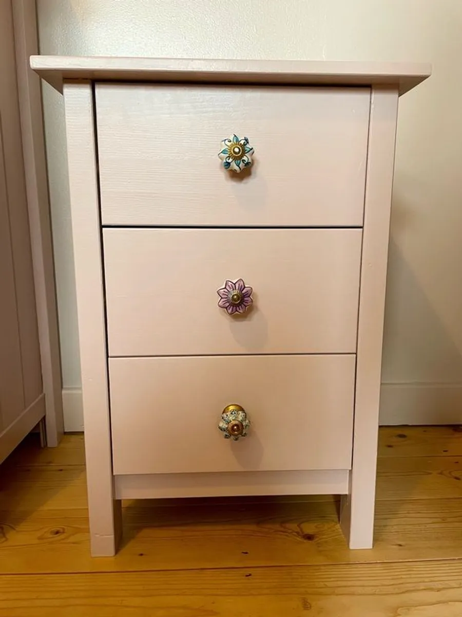 Chest of drawers & bedside tables - Image 3