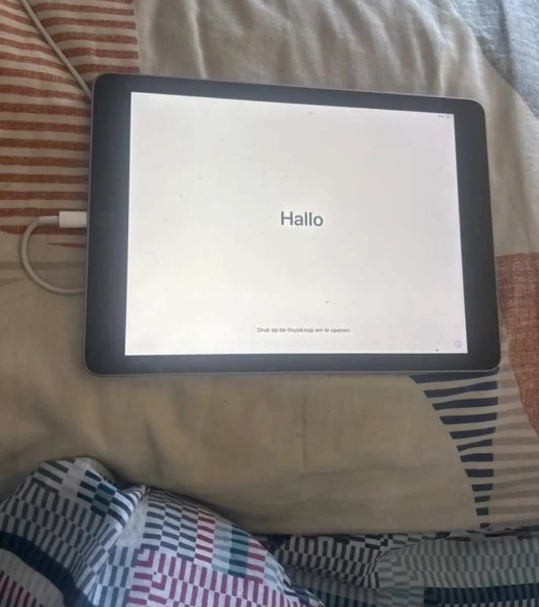 iPad 9.7 6th gen - Image 1