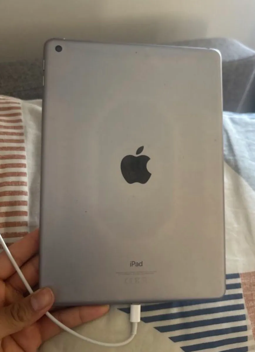 iPad 9.7 6th gen - Image 2