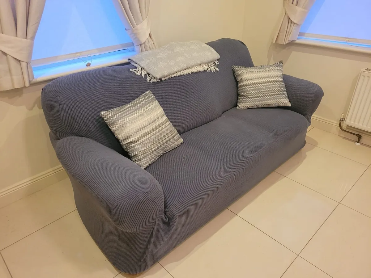 Table and chairs and couch - Image 2