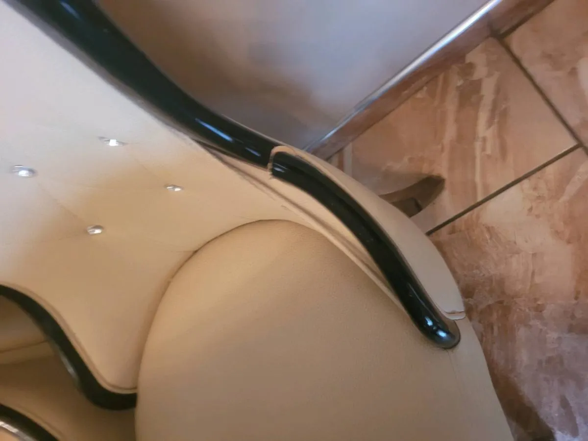 Marble table and chairs - Image 4