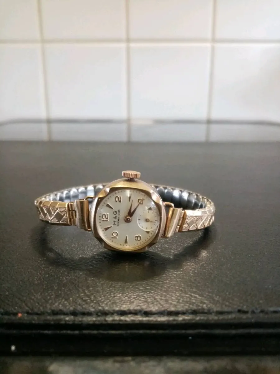 9ct Solid Gold Ladies Watch - Image 1