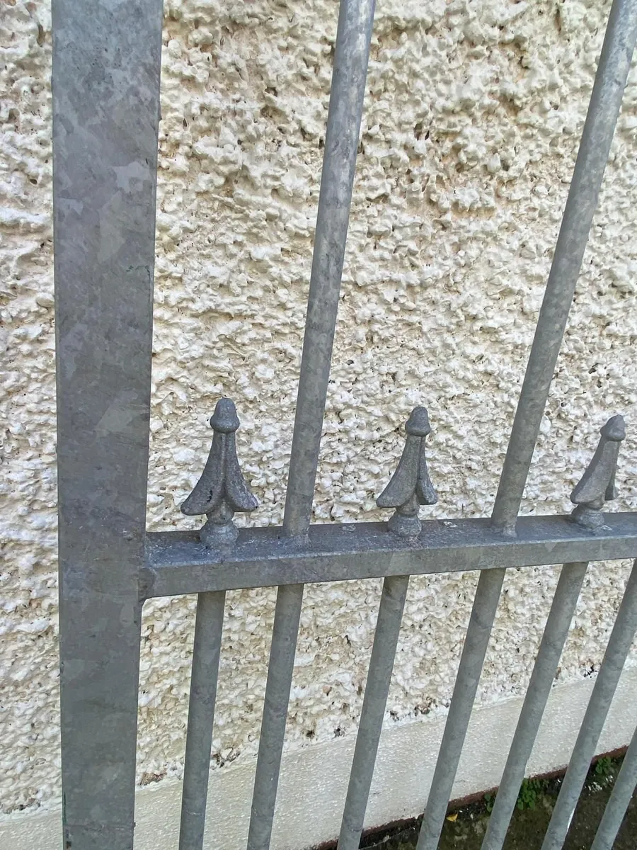 Pair of new, heavy-duty galvanised driveway gates - Image 2