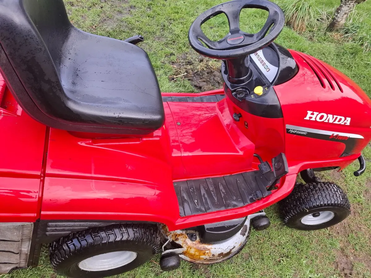 Honda 2417 ride on mower - Image 3