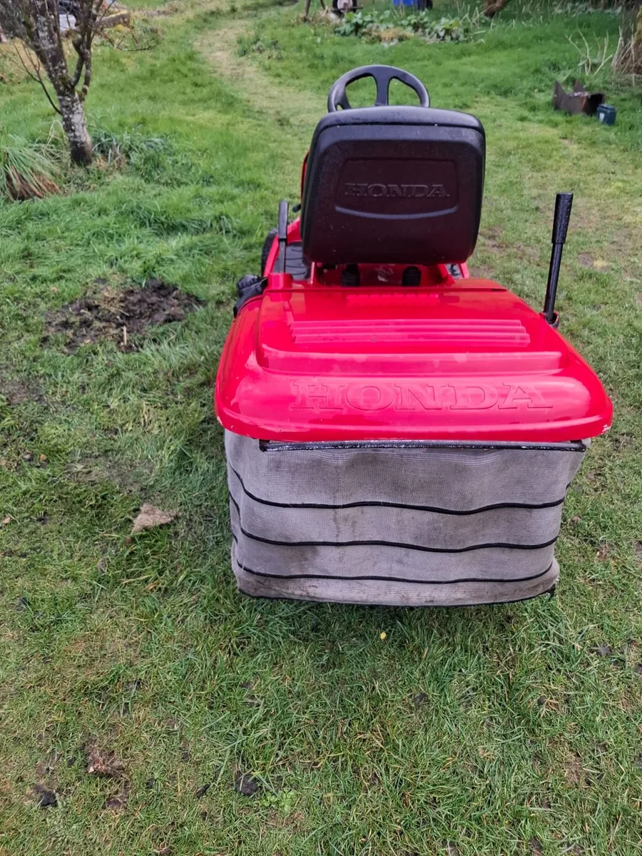 Honda 2417 ride on mower - Image 4