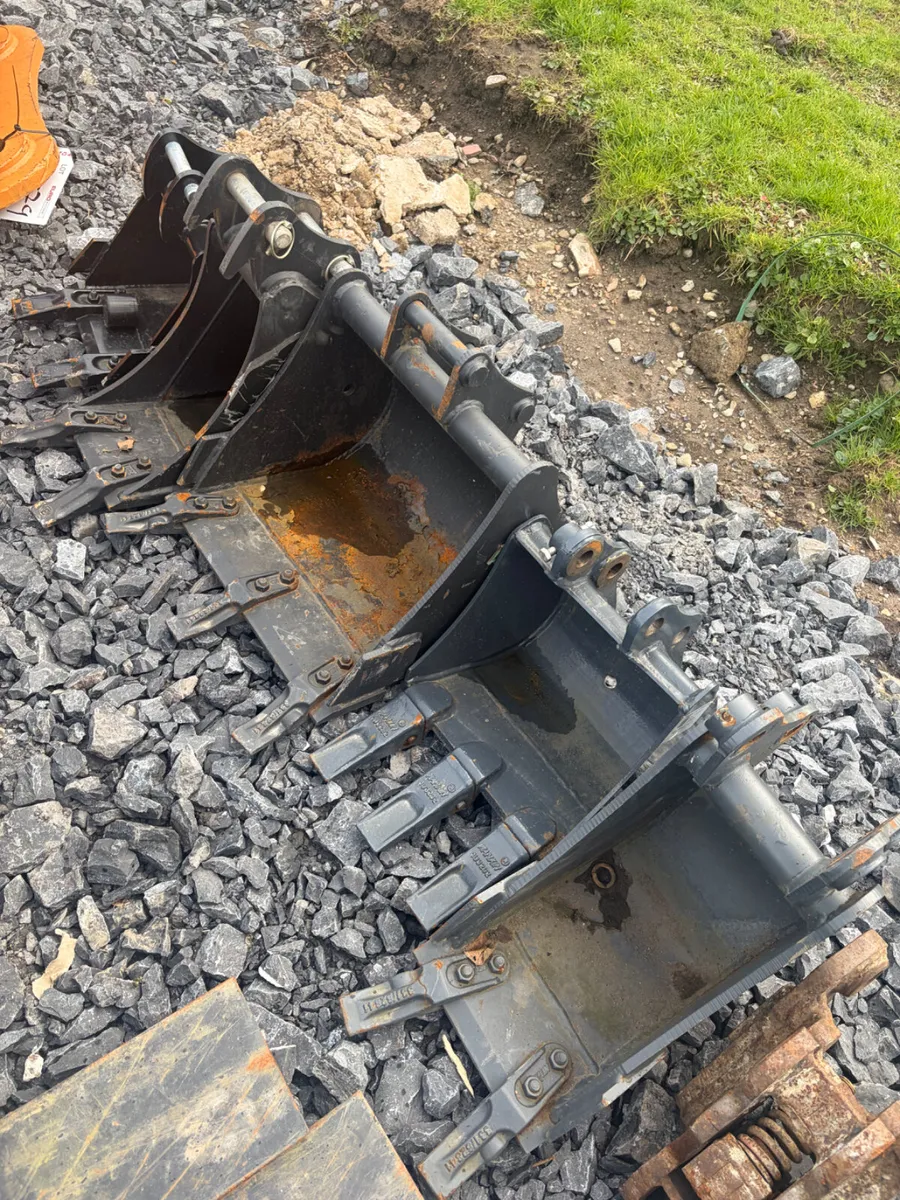 Unused 25/30mm pin buckets for sale - Image 2