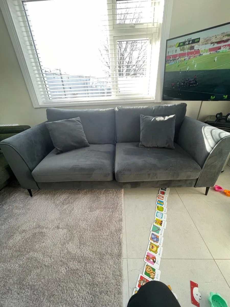 3 seater sofa and 1 seater set + frame - Image 1