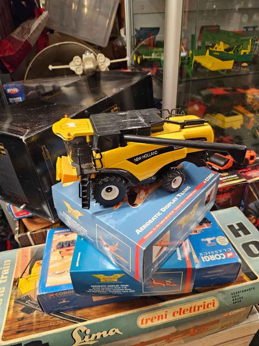 Britain's New Holland Combine No header - Image 4