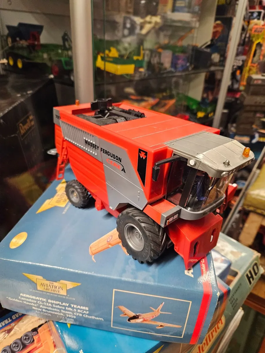 Britain's Siku Massey Ferguson Combine - Image 2