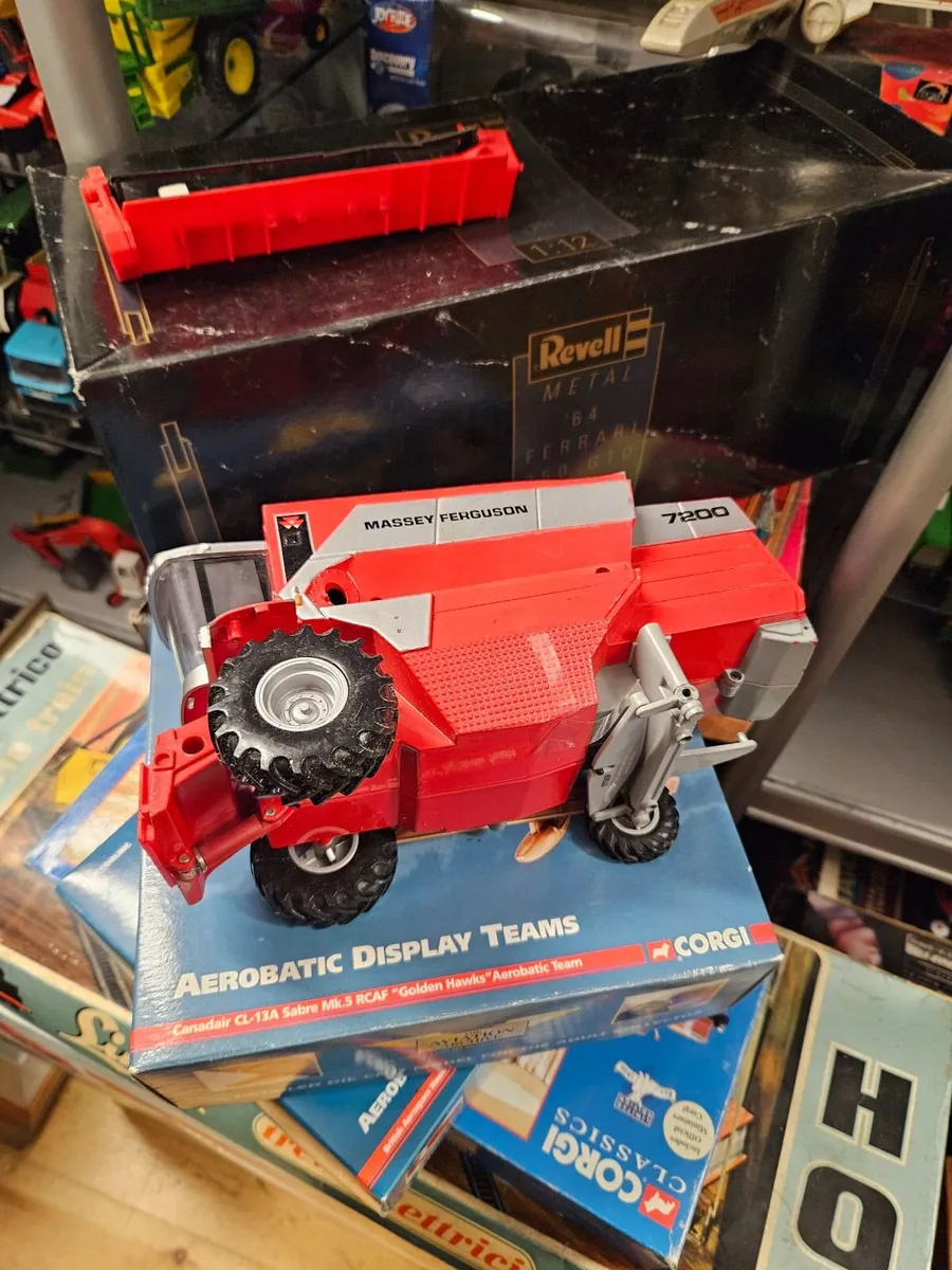 Britain's Massey Ferguson Combine Harvester - Image 2