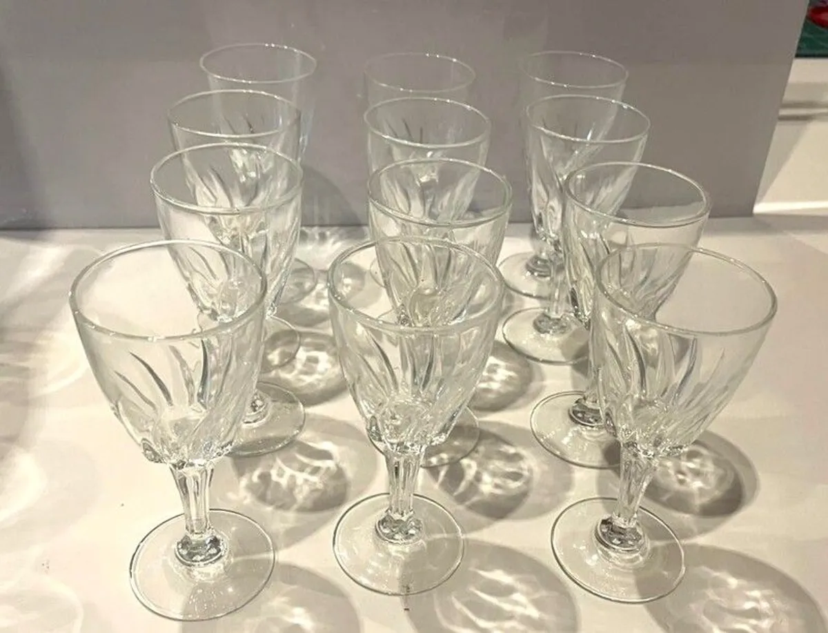 Set of 16 stemmed port - sherry glasses - Twist cut glass design - Image 1