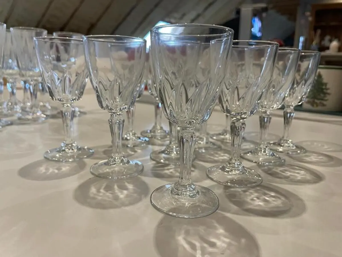 Set of 16 stemmed port - sherry glasses - Twist cut glass design - Image 3