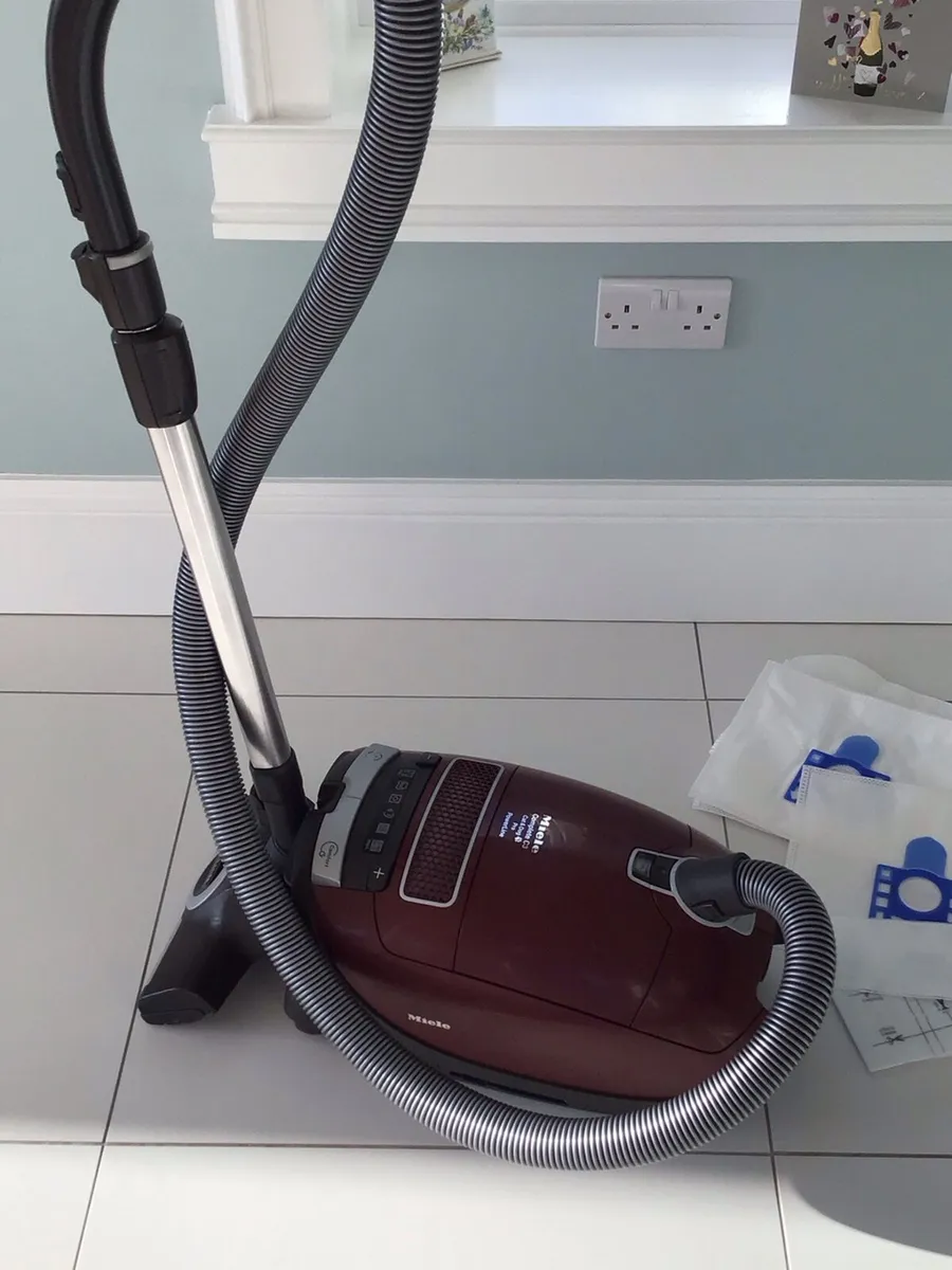Miele vacuum cleaner Complete C3 - Image 1