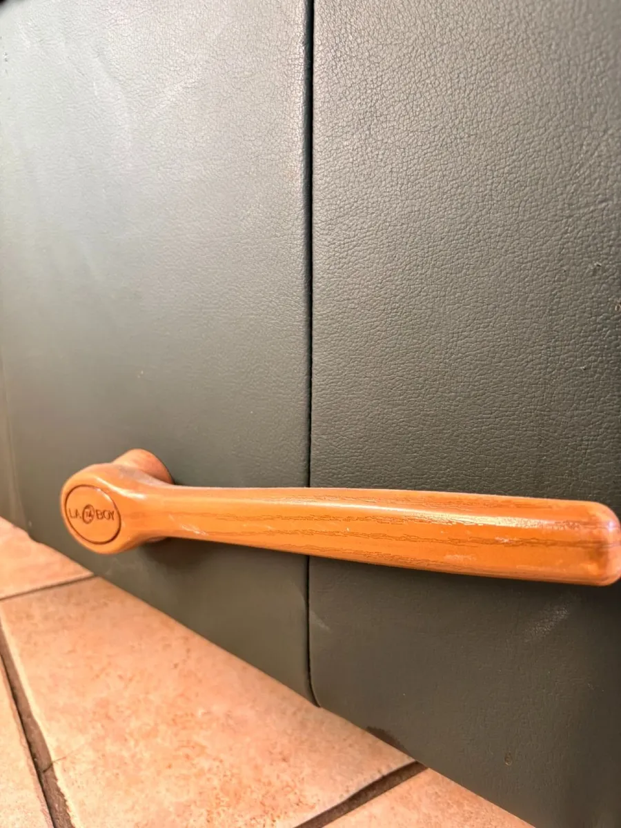 Original LazyBoy Leather Recliner armchair - Image 3