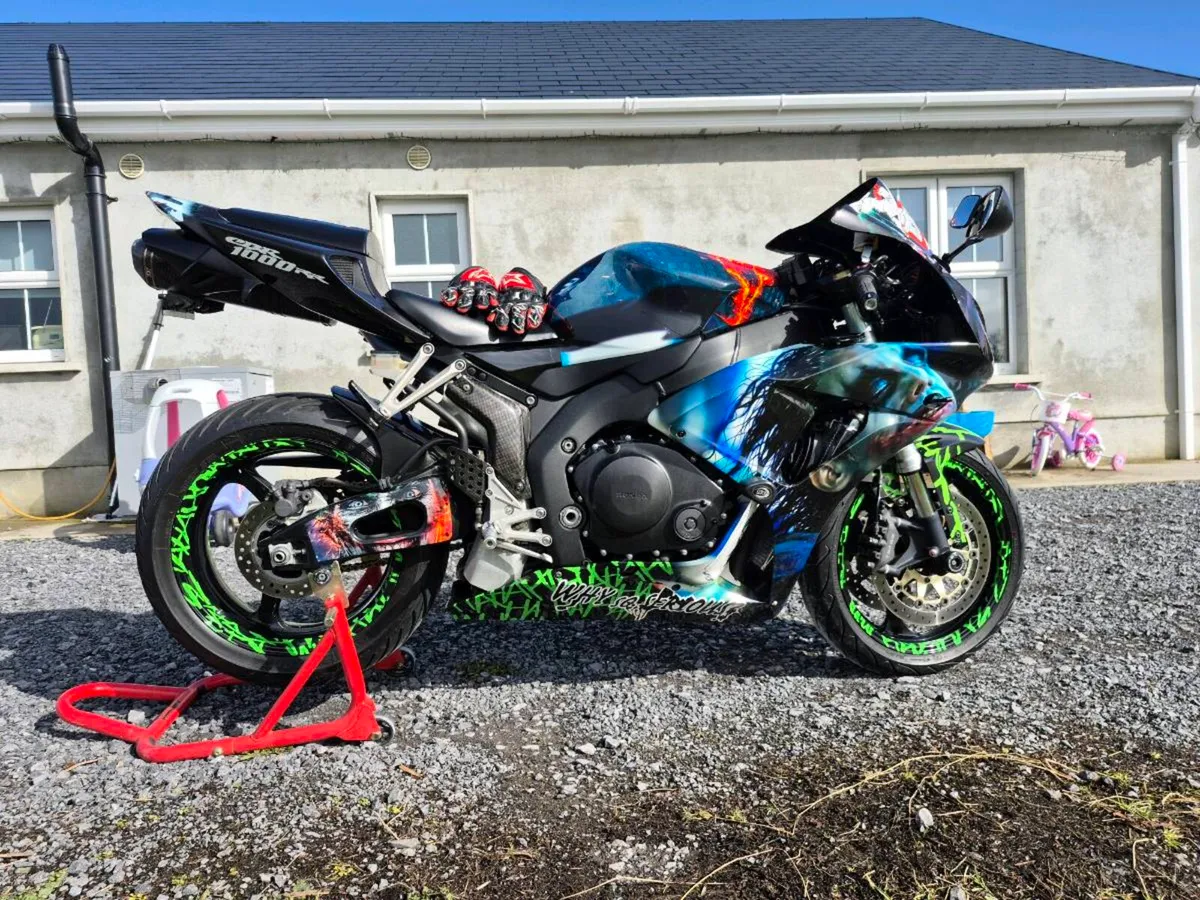 CBR 1000 RR - Image 1