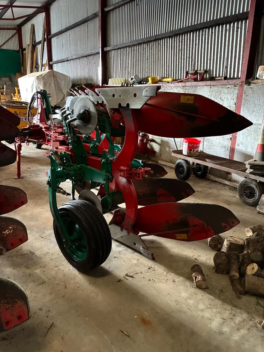 Kverneland ED 4 furrow reversible plough - Image 4
