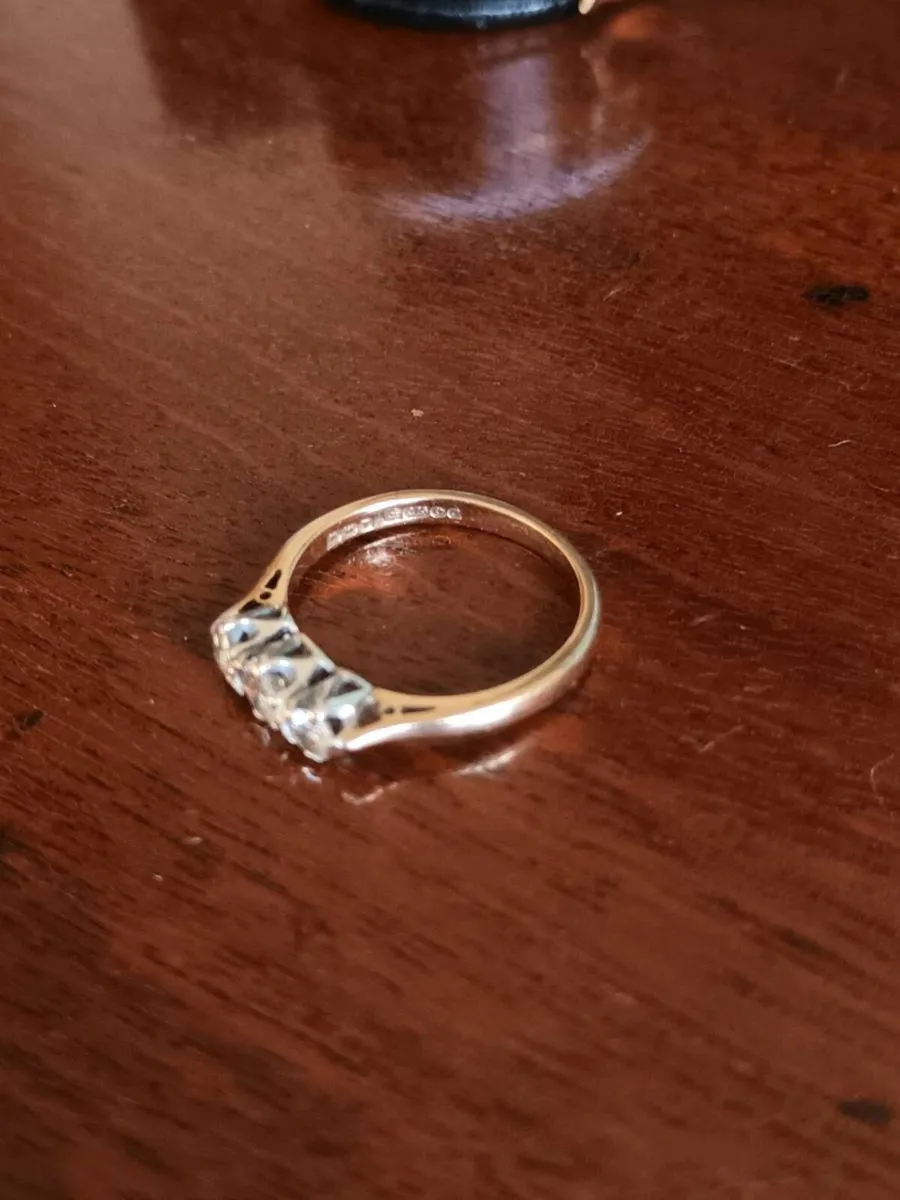 Vintage 18ct Gold Ring with Three Natural Diamonds - Image 2
