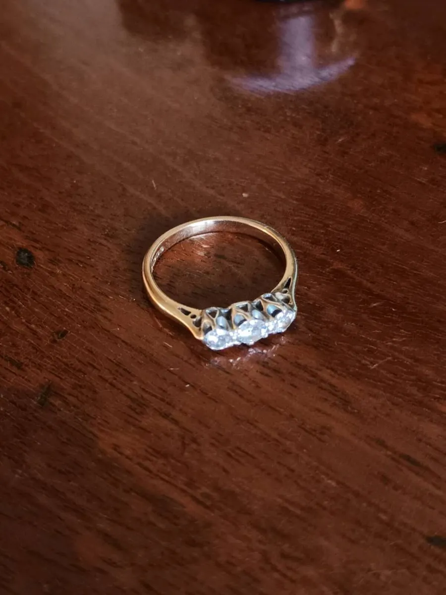 Vintage 18ct Gold Ring with Three Natural Diamonds - Image 3