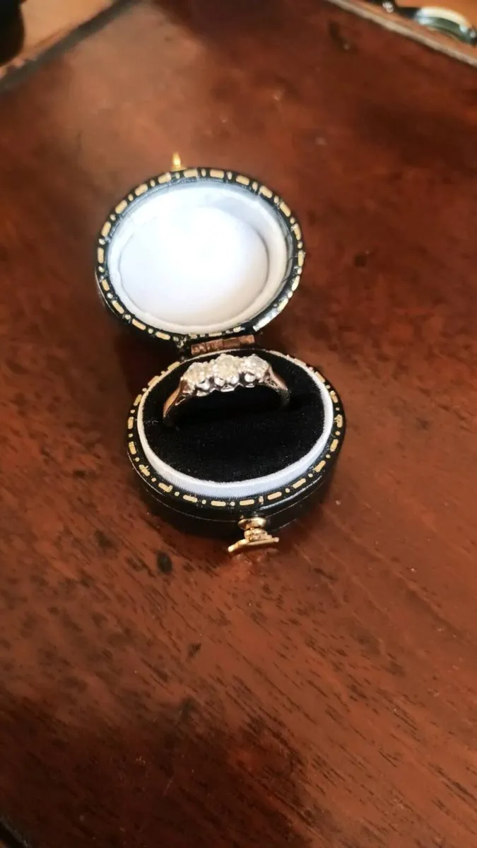 Vintage 18ct Gold Ring with Three Natural Diamonds - Image 1