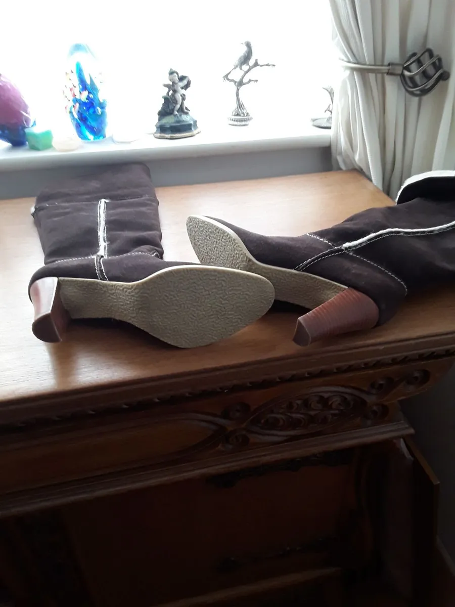 New fur  lines suede boots size 7 high heeled - Image 3