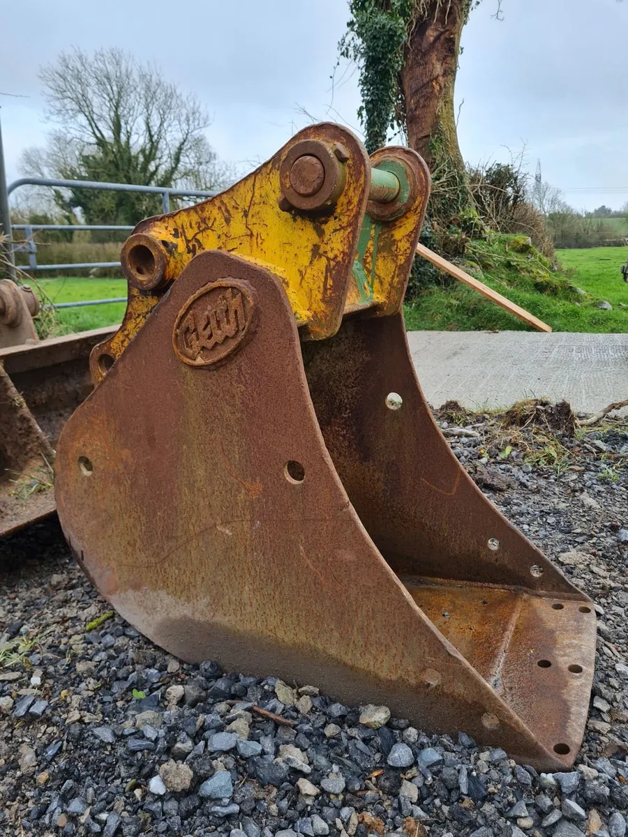 Digger bucket 45mm pins. - Image 1