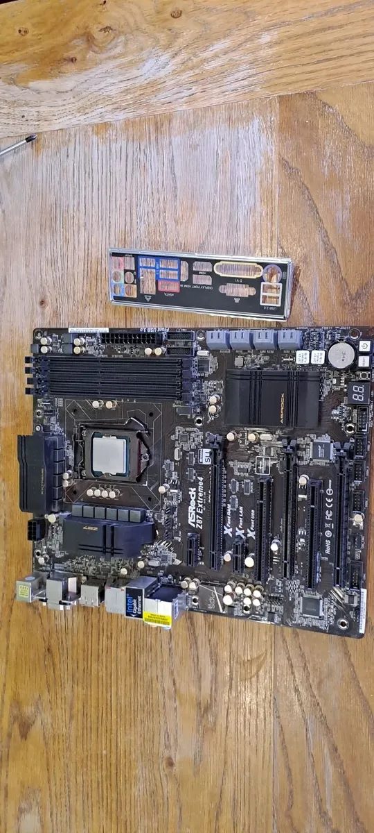 ASRock Z87 Extreme4 + CPU - Faulty - Image 1