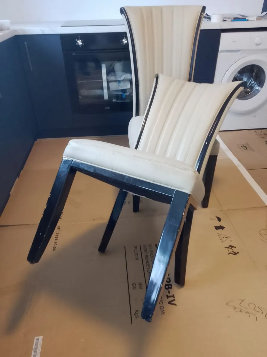 Chairs and high stools - Image 2