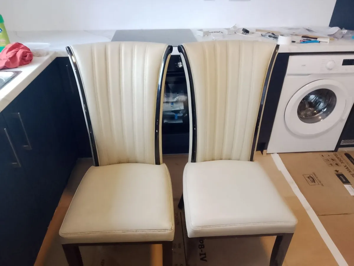 Chairs and high stools - Image 1