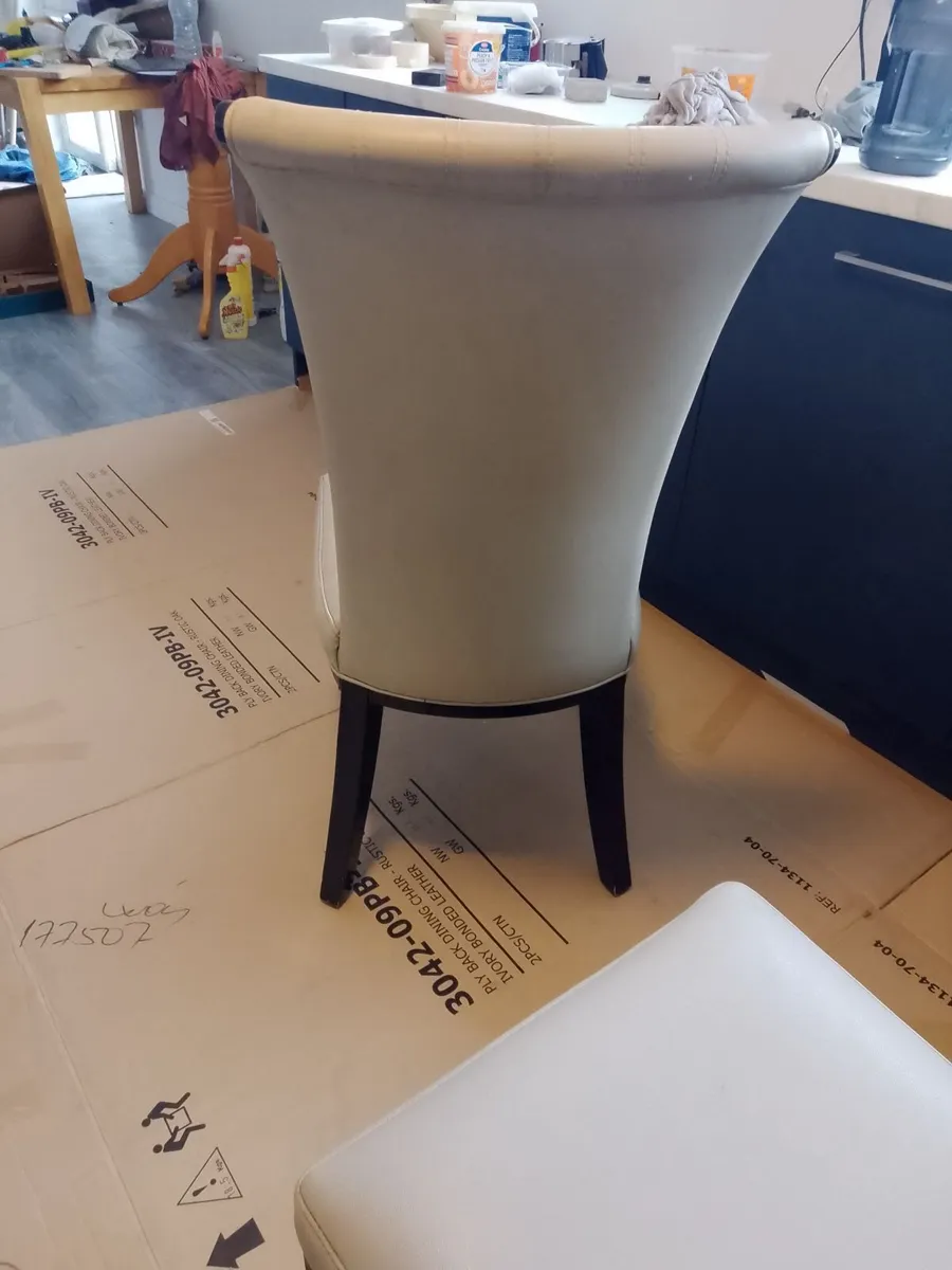 Chairs and high stools - Image 4