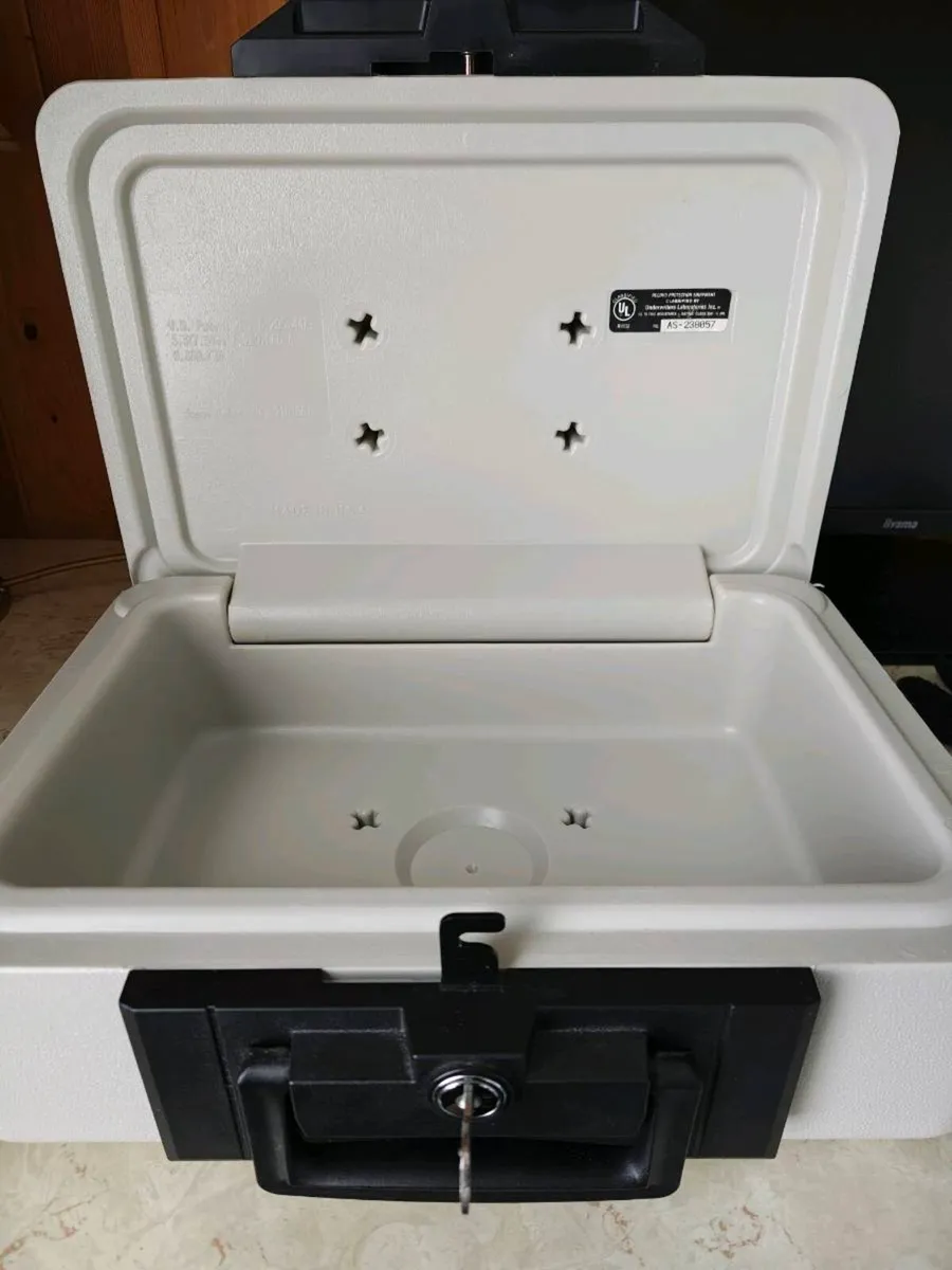 Sentry 1100 Fire-Resistant Document Safe with Key - Image 3