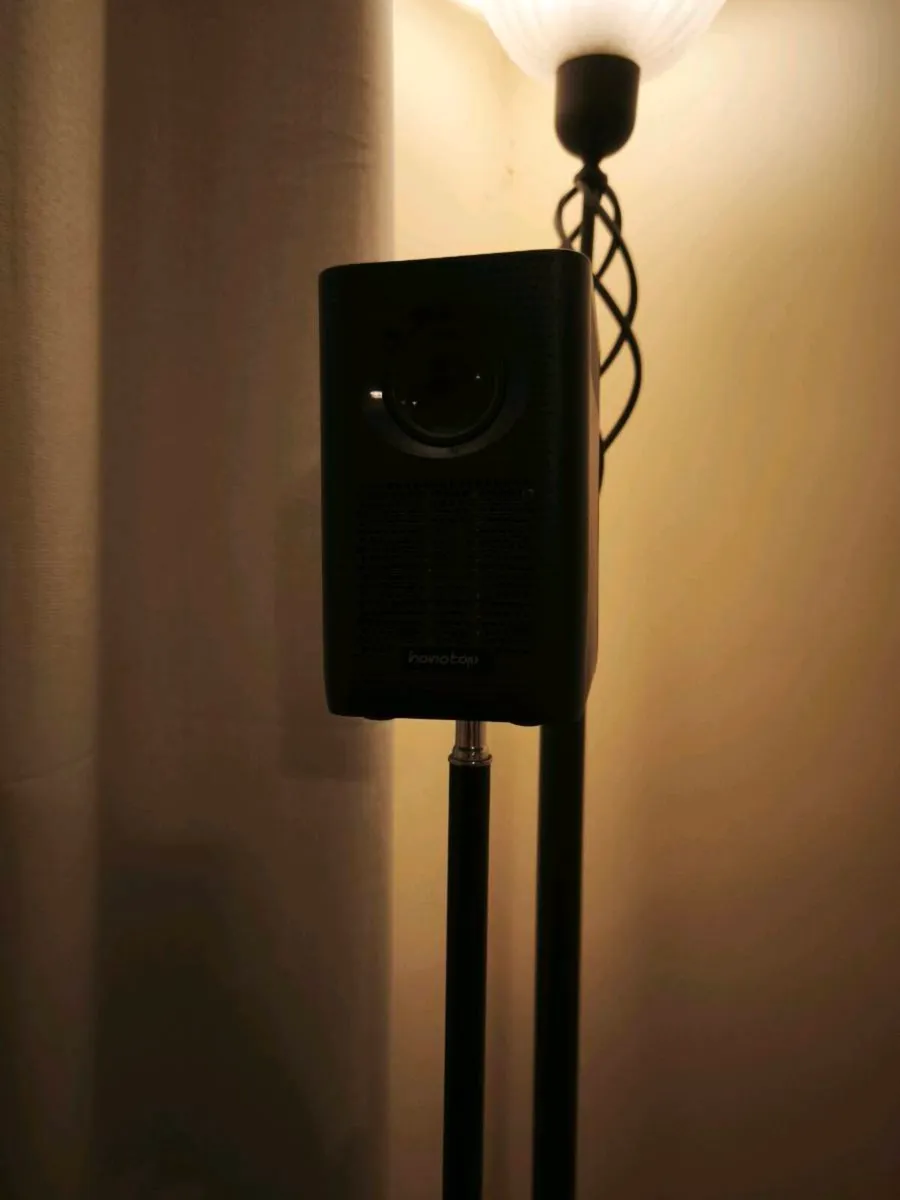 Android projector with 2GB of RAM and 16GB - Image 1